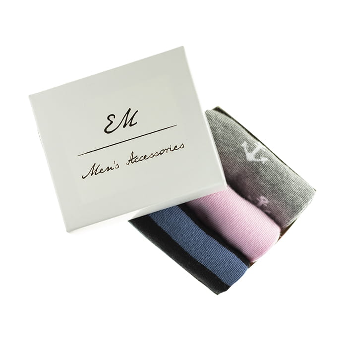 EM Men's Accessories zestaw trzech par skarpet w białym kartoniku gładkie różowe niebieskie prążki i szare kotwice.jpg
