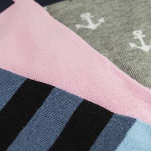 EM Men's Accessories zestaw trzech par skarpet w białym kartoniku gładkie różowe niebieskie prążki i szare kotwice.jpg