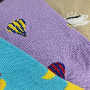 EM Men's Accessories zestaw trzech par skarpetek bawełnianych w białym pudełku kaczuszki balony kawa.jpg