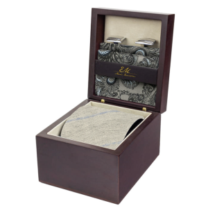 Zestaw Prezentowy dla mężczyzny w kolorze beżowym: krawat + poszetka jedwabna + spinki zapakowane w pudełko EM 19