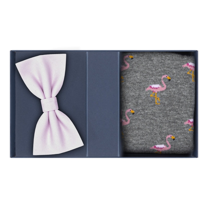 Zestaw prezentowy różowy / pudrowy róż: mucha + skarpety we flamingi