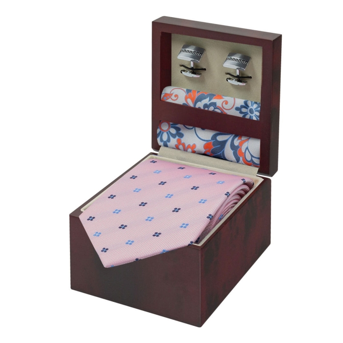 Zestaw Prezentowy dla mężczyzny w kolorze różowym: krawat + poszetka jedwabna + spinki zapakowane w pudełko