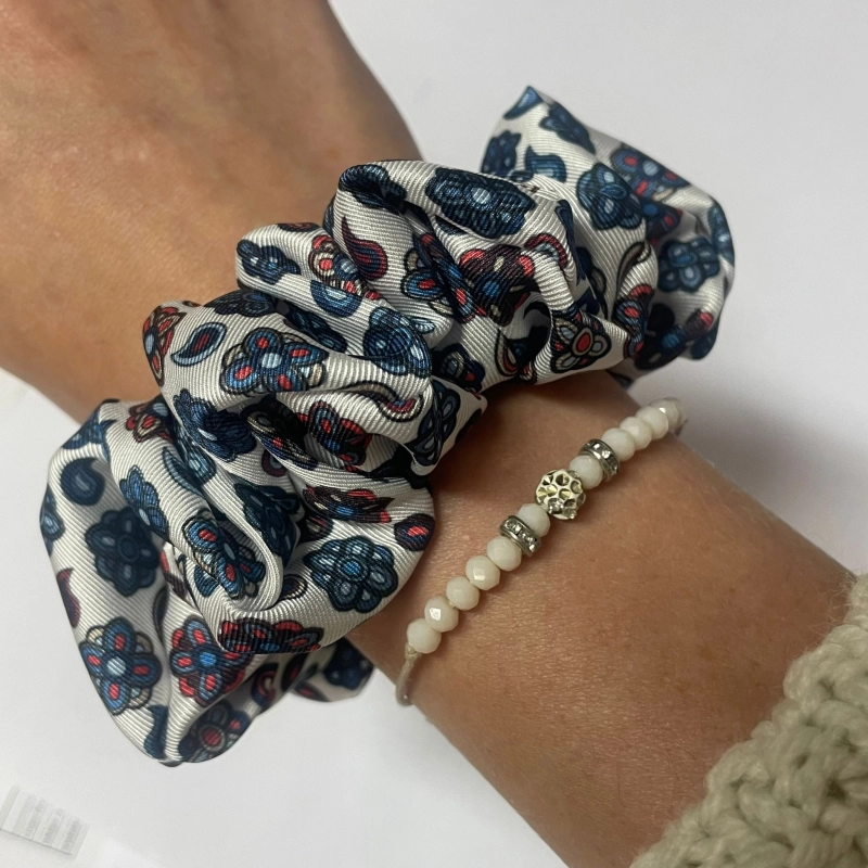 średnia gumka biała