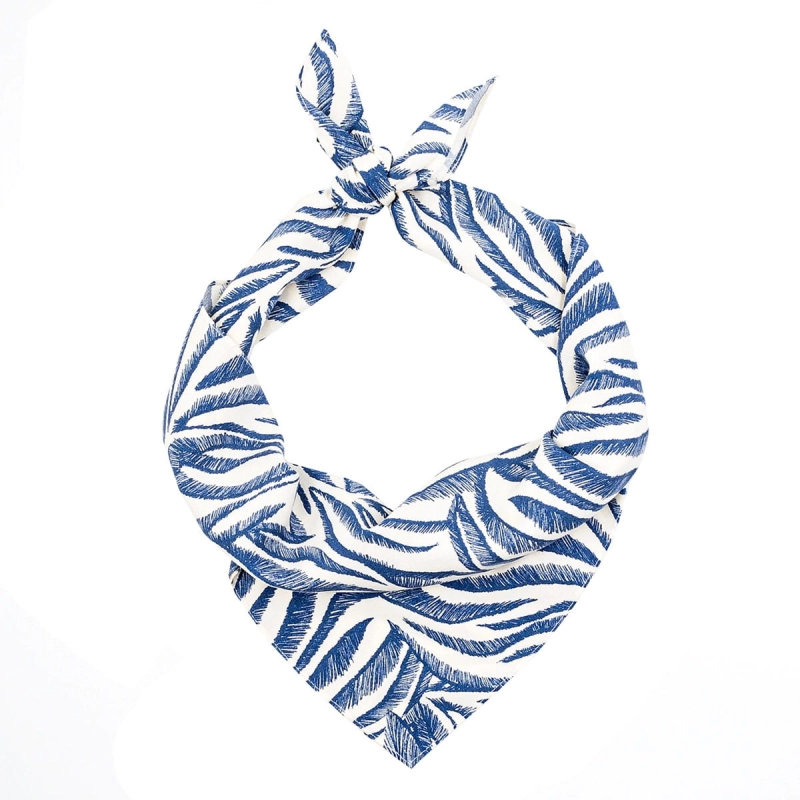 Apaszka - bandana bawełniana w print zwierzęcy - biało-niebieska