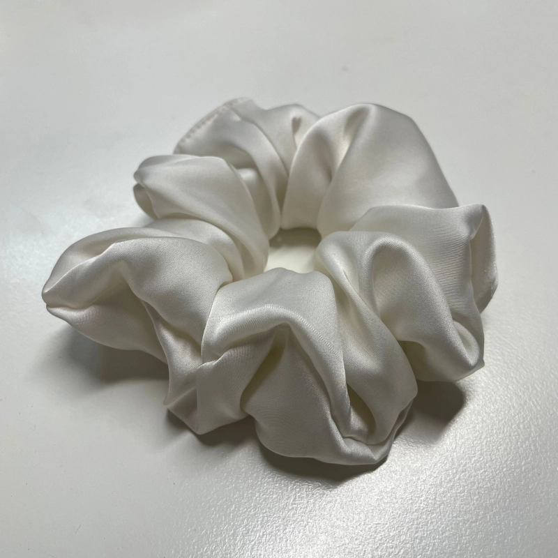 Jedwabna gumka do włosów - scrunchie - gładka ecru - średnia/duża