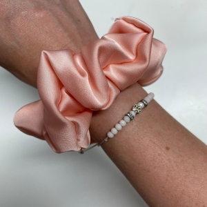 Jedwabna gumka do włosów - scrunchie - gładka brzoskwiniowa - średnia/duża