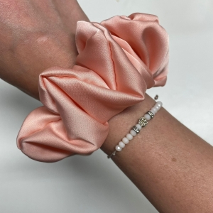 Jedwabna gumka do włosów - scrunchie - gładka brzoskwiniowa - średnia/duża