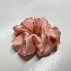 Jedwabna gumka do włosów - scrunchie - gładka brzoskwiniowa - średnia/duża