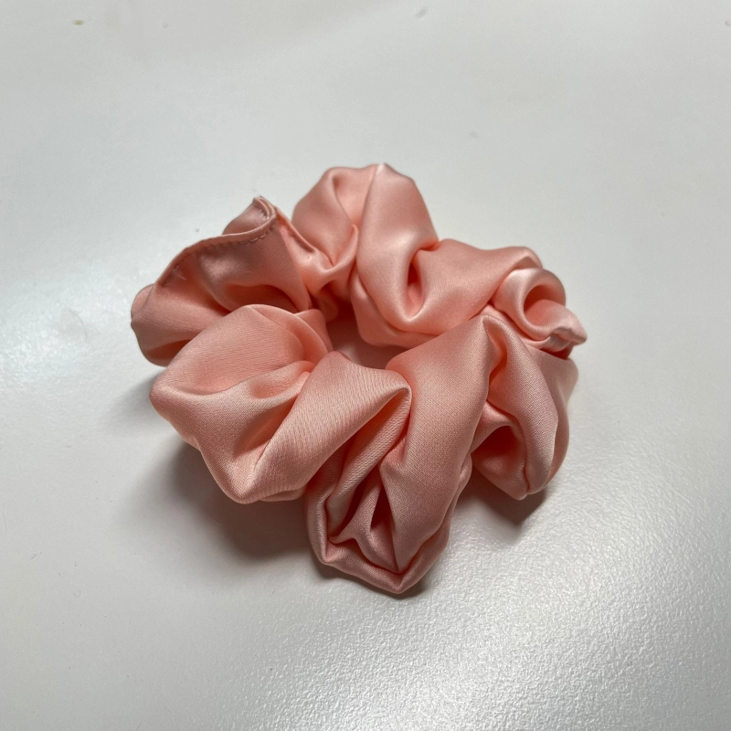 Jedwabna gumka do włosów - scrunchie - gładka brzoskwiniowa - średnia/duża