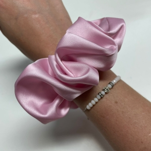 Jedwabna gumka do włosów - scrunchie - gładka różowa  - średnia/duża
