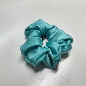 Jedwabna gumka do włosów - scrunchie - gładka turkusowa - średnia/duża