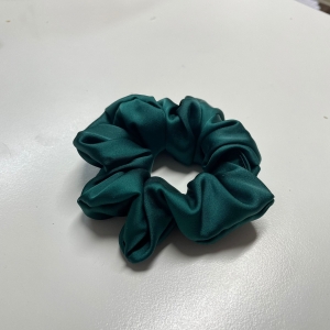 Jedwabna gumka do włosów - scrunchie - gładka zielona / butelkowa zieleń - średnia/duża