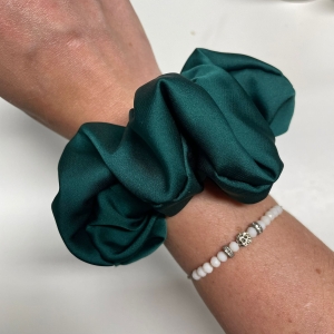 Jedwabna gumka do włosów - scrunchie - gładka zielona / butelkowa zieleń - średnia/duża
