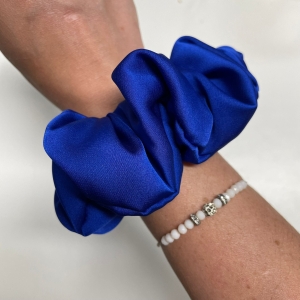 Jedwabna gumka do włosów - scrunchie - gładka granatowa / chabrowa / kobaltowa - średnia/duża