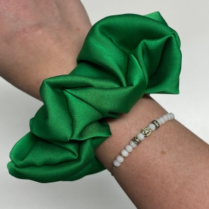 Jedwabna gumka do włosów - scrunchie - gładka zielona / trawiasta - średnia/duża
