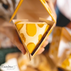 Zestaw prezentowy ze skarpetkami: skarpetki w pudełku - serowe - ser z dziurami