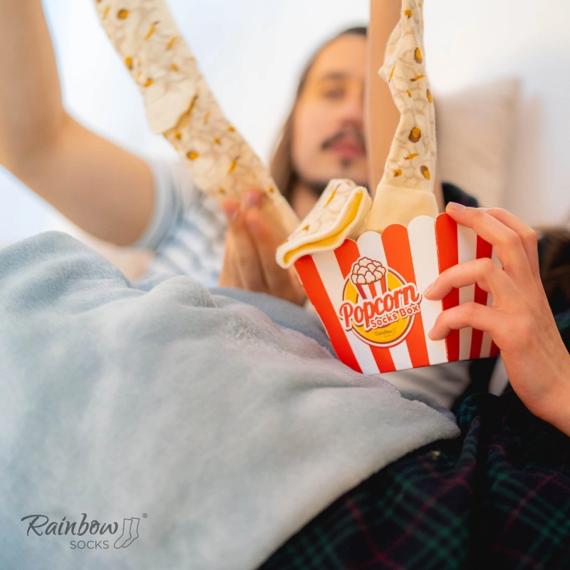 Zestaw prezentowy ze skarpetkami: skarpetki w pudełku - kukurydza popcorn - 2 pary