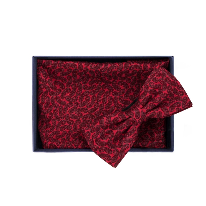 Zestaw prezentowy dla mężczyzny w kolorze bordowym w paisley: mucha + poszetka zapakowane w pudełko