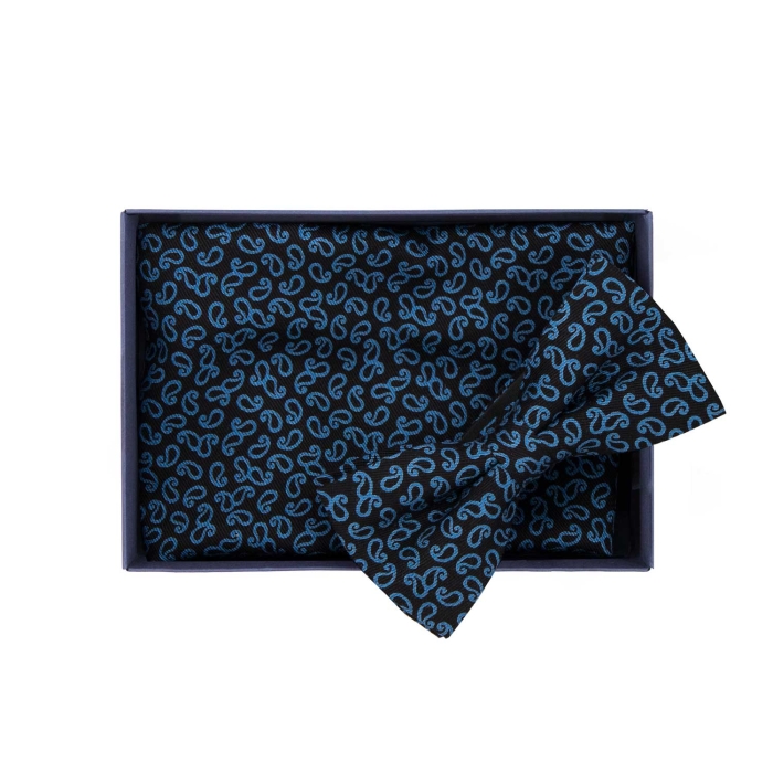 Zestaw prezentowy dla mężczyzny w kolorze granatowym w paisley: mucha + poszetka zapakowane w pudełko