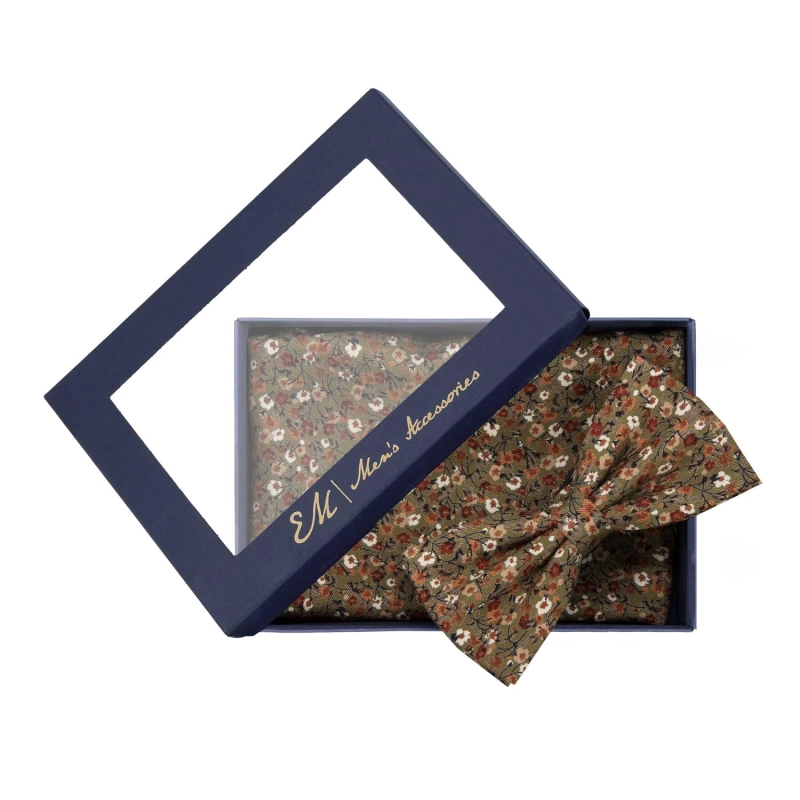 Zestaw-EM-1-(E)-(D).jpgZestaw prezentowy dla mężczyzny w kolorze zielonym w kwiatki: mucha + poszetka zapakowane w pudełko