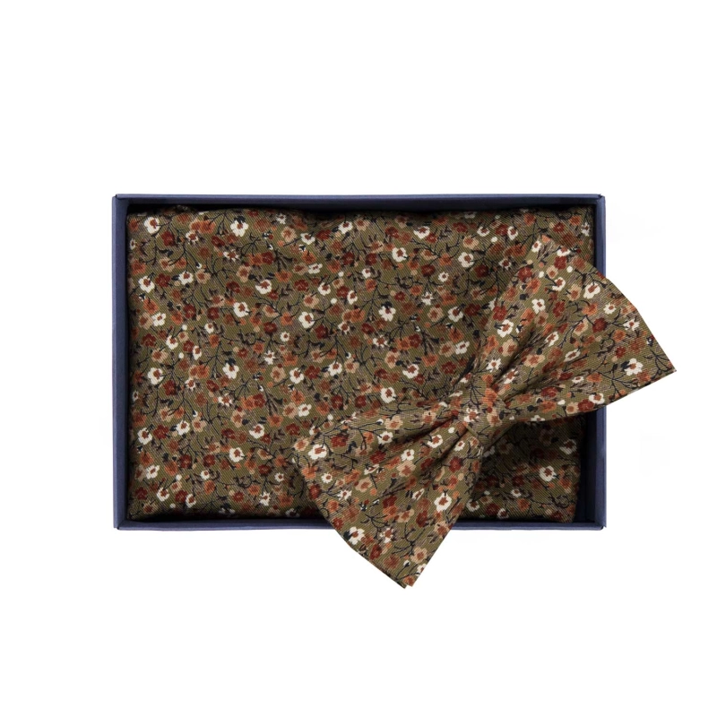 Zestaw prezentowy dla mężczyzny w kolorze zielonym w kwiatki: mucha + poszetka zapakowane w pudełko