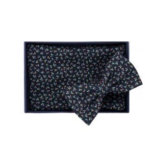 Zestaw prezentowy dla mężczyzny w kolorze granatowym we wzorki / czereśnie : mucha + poszetka zapakowane w pudełko