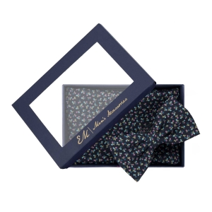 Zestaw prezentowy dla mężczyzny w kolorze granatowym we wzorki / czereśnie : mucha + poszetka zapakowane w pudełko