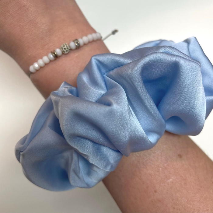 Jedwabna gumka do włosów - scrunchie - gładka błękitna - średnia/duża