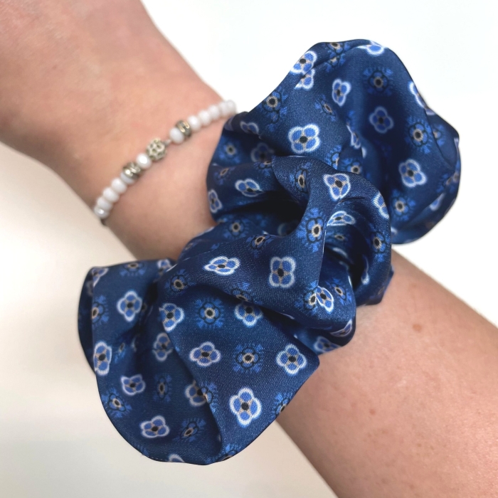 Jedwabna gumka do włosów - scrunchie - w kwiatki niebieska - średnia/duża