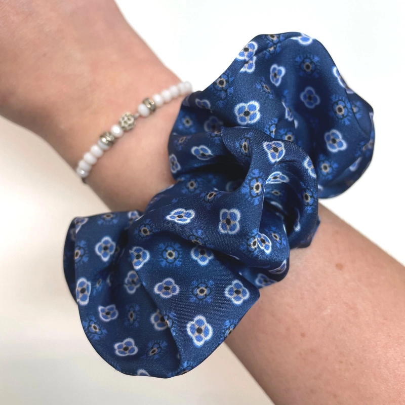 Jedwabna gumka do włosów - scrunchie - w kwiatki niebieska - średnia/duża