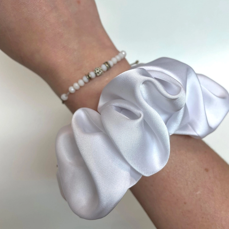 Jedwabna gumka do włosów - scrunchie - gładka biała - średnia/duża