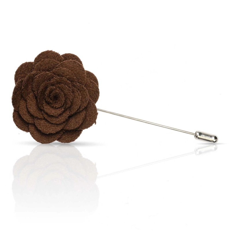 Szpilka do butonierki różyczka z filcu w kolorze brązowym EM