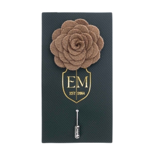 Szpilka do butonierki różyczka z filcu w kolorze cappucino EM