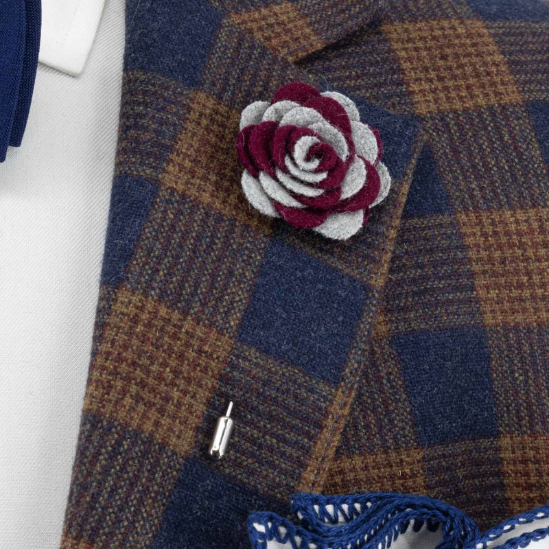 Szpilka do butonierki różyczka z filcu bordowo - szara EM