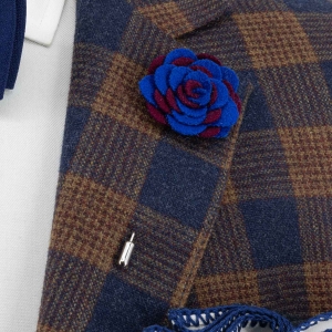 Szpilka do butonierki różyczka z filcu bordowo - niebieska EM