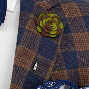 Szpilka do butonierki różyczka z filcu brązowa - khaki EM