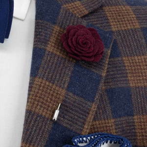 Szpilka do butonierki różyczka z filcu w kolorze bordowym EM