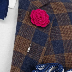 Szpilka do butonierki różyczka z filcu w kolorze magenta EM