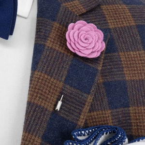 Szpilka do butonierki różyczka z filcu w kolorze lawendowym EM