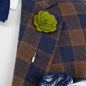 Szpilka do butonierki różyczka z filcu w kolorze khaki EM