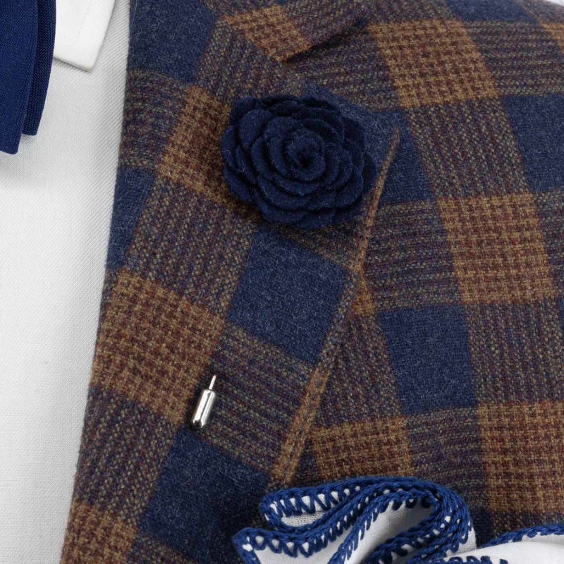 Szpilka do butonierki różyczka z filcu w kolorze granatowym EM