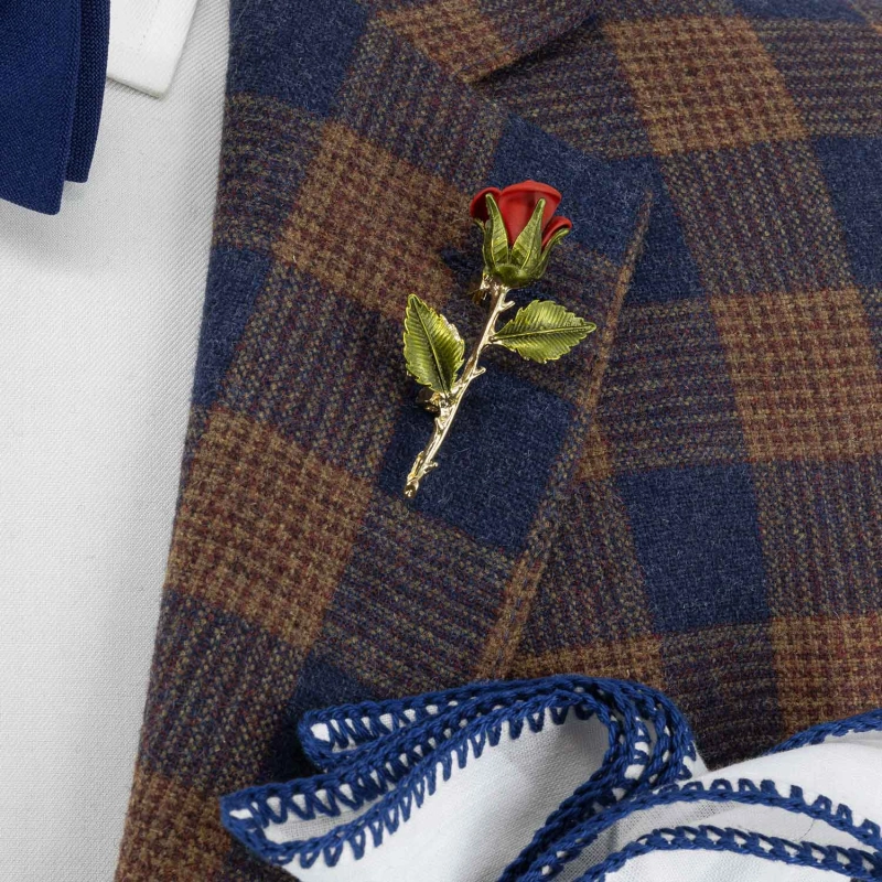 Szpilka do krawatu / butonierki czerwona róża z zielonymi liśćmi i złotą łodygą EM