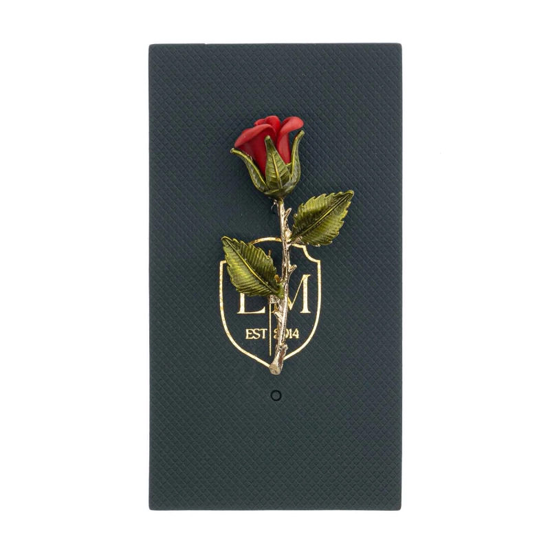 Szpilka do krawatu / butonierki czerwona róża z zielonymi liśćmi i złotą łodygą EM