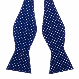 Mucha do wiązania jedwabna ciemnoniebieska w kropki drukowana EM