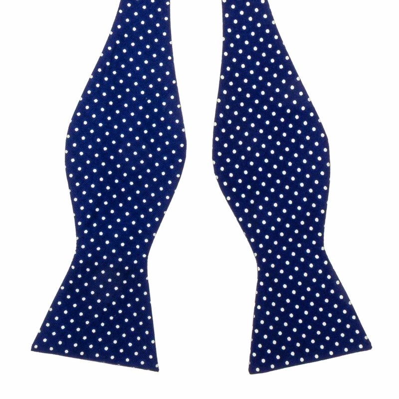 Mucha do wiązania jedwabna ciemnoniebieska w kropki drukowana EM