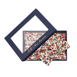 Zestaw prezentowy dla mężczyzny w kolorze kremowym w kwiaty: mucha + poszetka zapakowane w pudełko EM