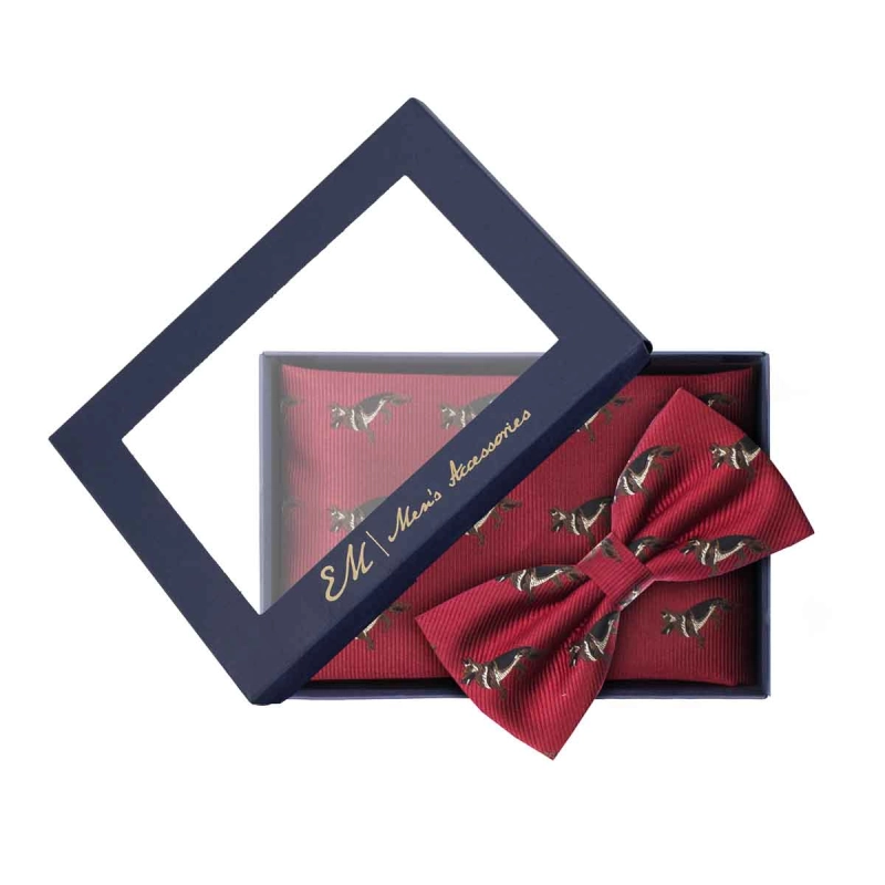 Zestaw prezentowy dla mężczyzny w kolorze bordowym w owczarki niemieckie: mucha + poszetka zapakowane w pudełko EM