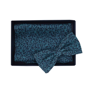 Zestaw prezentowy dla mężczyzny w kolorze niebieskim w paisley: mucha + poszetka zapakowane w pudełko EM