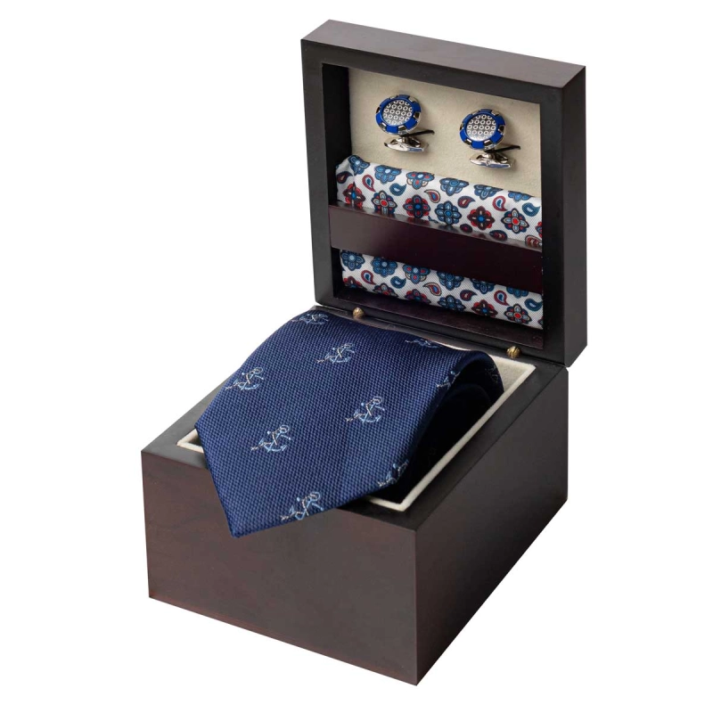 Zestaw Prezentowy dla mężczyzny wykonany z jedwabiu w kolorze granatowym: krawat + poszetka + spinki zapakowane w drewniane pudełko EM 35
