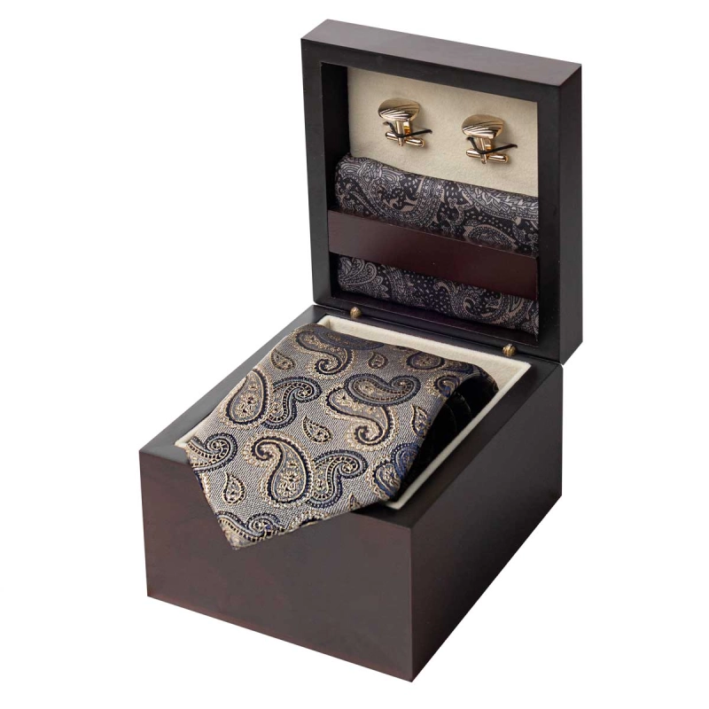 Zestaw Prezentowy dla mężczyzny wykonany z jedwabiu w kolorze złotym: krawat + poszetka + spinki zapakowane w drewniane pudełko EM 35
